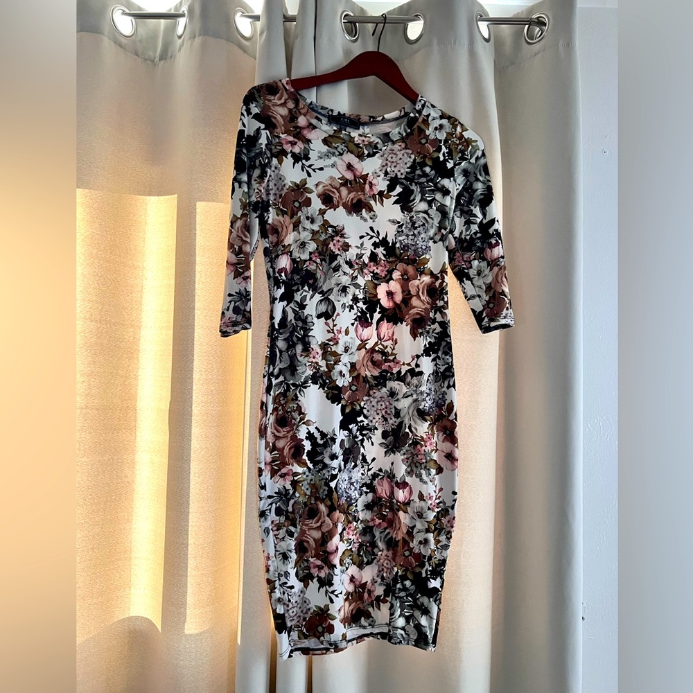 Floral a tretchy mid-length long sleeve dress